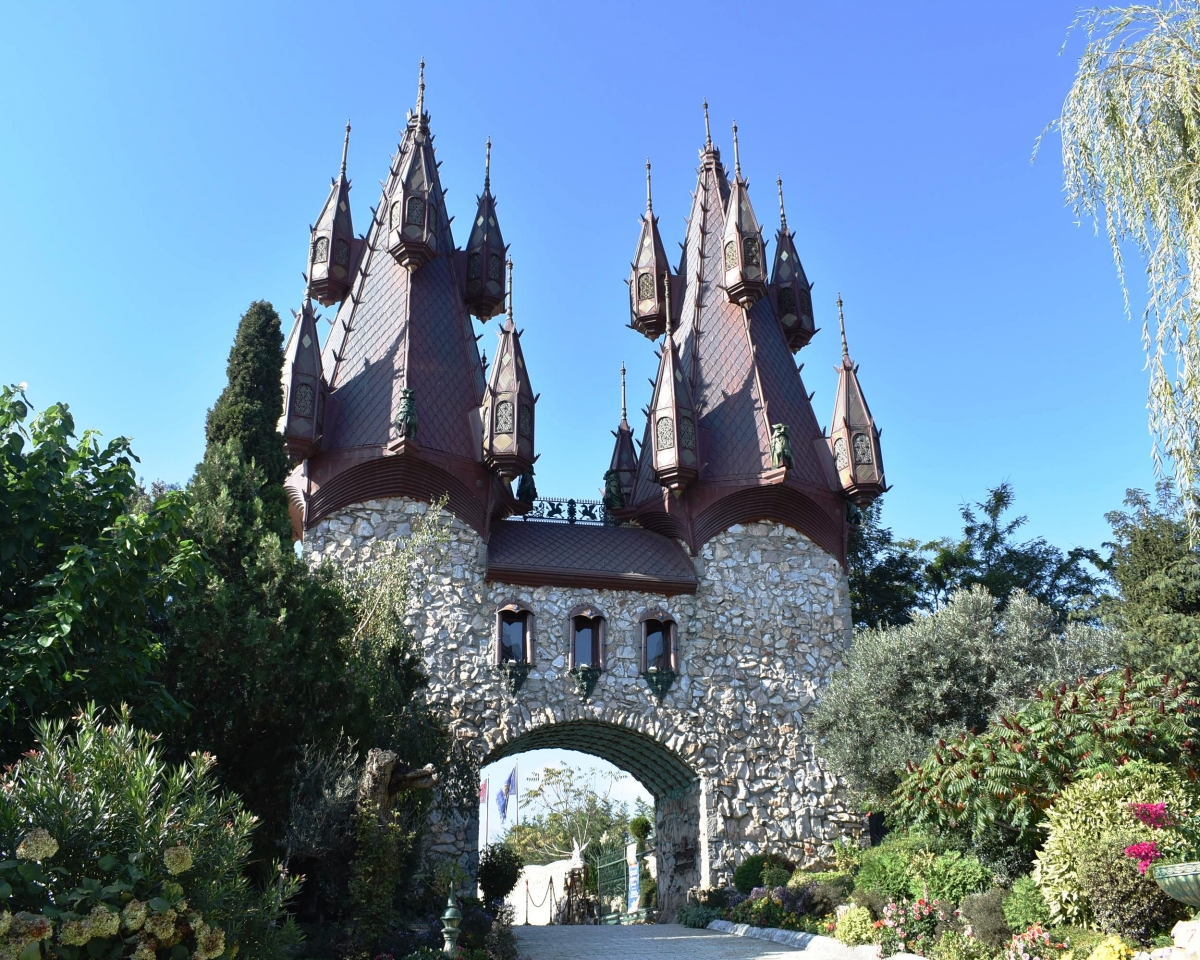 Ravadinovo Castle